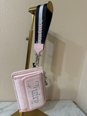 Juicy Couture Velvet Black and Pink Wide Logo Wristlet. Absolutely gorgeous 😍